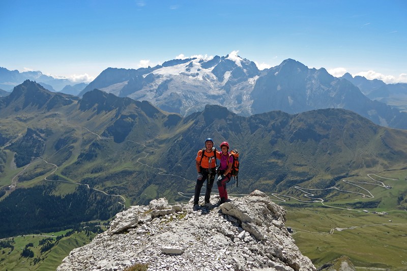 ferrata C. Piazzetta e Marmolada sullo sfondo ferrata C. Piazzetta e Marmolada sullo sfondo